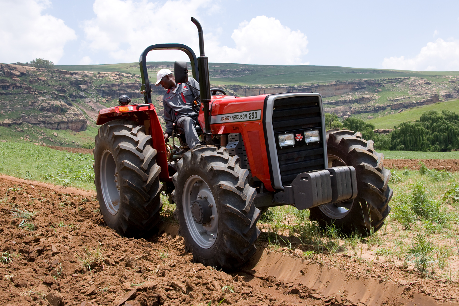 MF 290 Xtra ploughing in South Africa