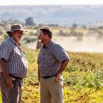 Eintlik soos familie. Francois Potgieter, besturende direkteur van Lybasol, draai gereeld by Enkeldoorn in om by Jaco Coetser en sy trekkers te kuier.