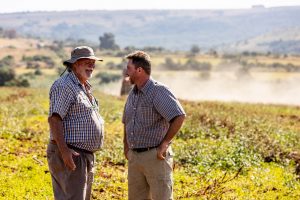 Eintlik soos familie. Francois Potgieter, besturende direkteur van Lybasol, draai gereeld by Enkeldoorn in om by Jaco Coetser en sy trekkers te kuier.