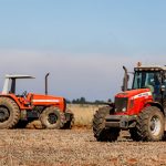 Oor die jare is daar al baie trekkers toegevoeg tot die Coetser-boerdery – almal Massey Ferguson. Links staan die MF 650, en regs pronk die MF 6495.