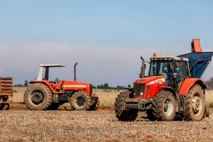 Oor die jare is daar al baie trekkers toegevoeg tot die Coetser-boerdery – almal Massey Ferguson. Links staan die MF 650, en regs pronk die MF 6495.