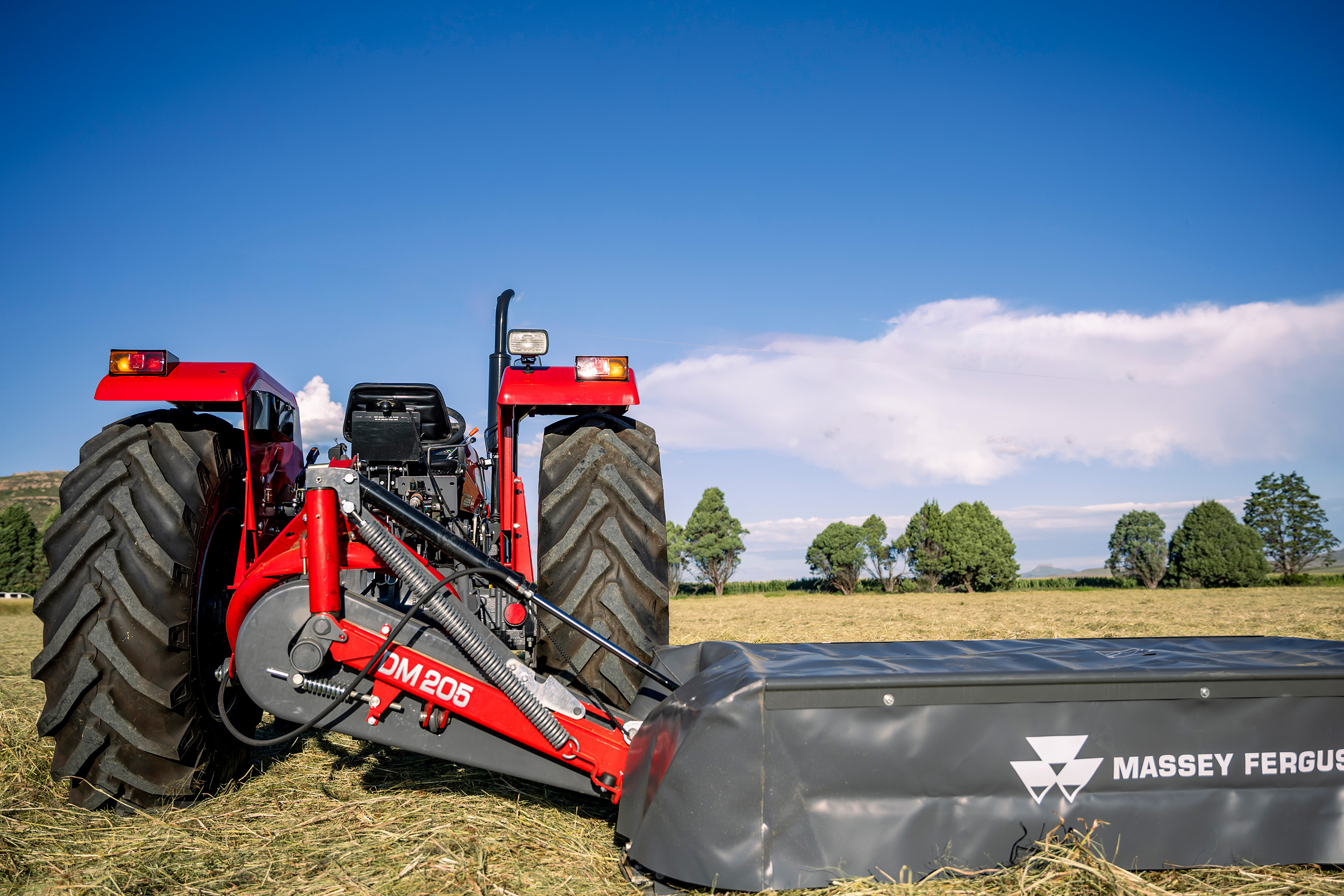 These tractors feature an open centre 17 litres/min hydraulic system and a 540 rpm PTO