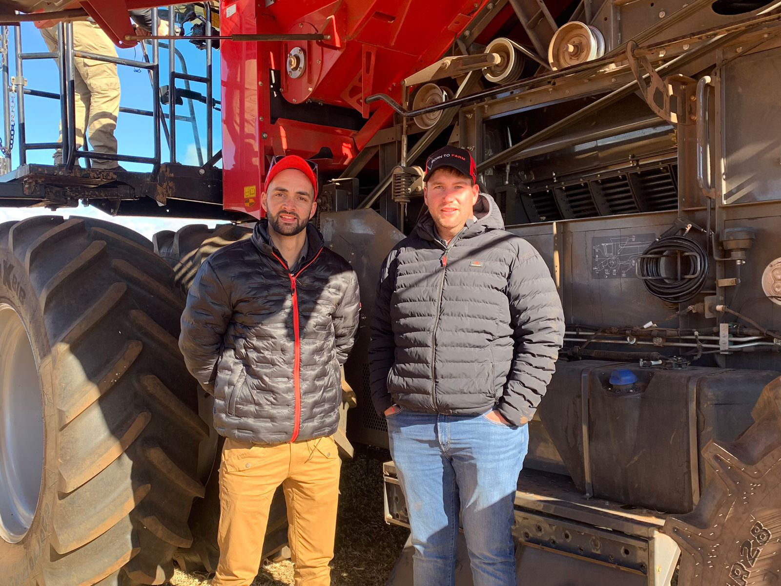 Thomas Wait, AGCO Afrika produkbemarkingsbestuurder saam met Sven Rohrs, Massey Ferguson Klas-8 bestuurder was vir die tweede jaar by die stroperresies.