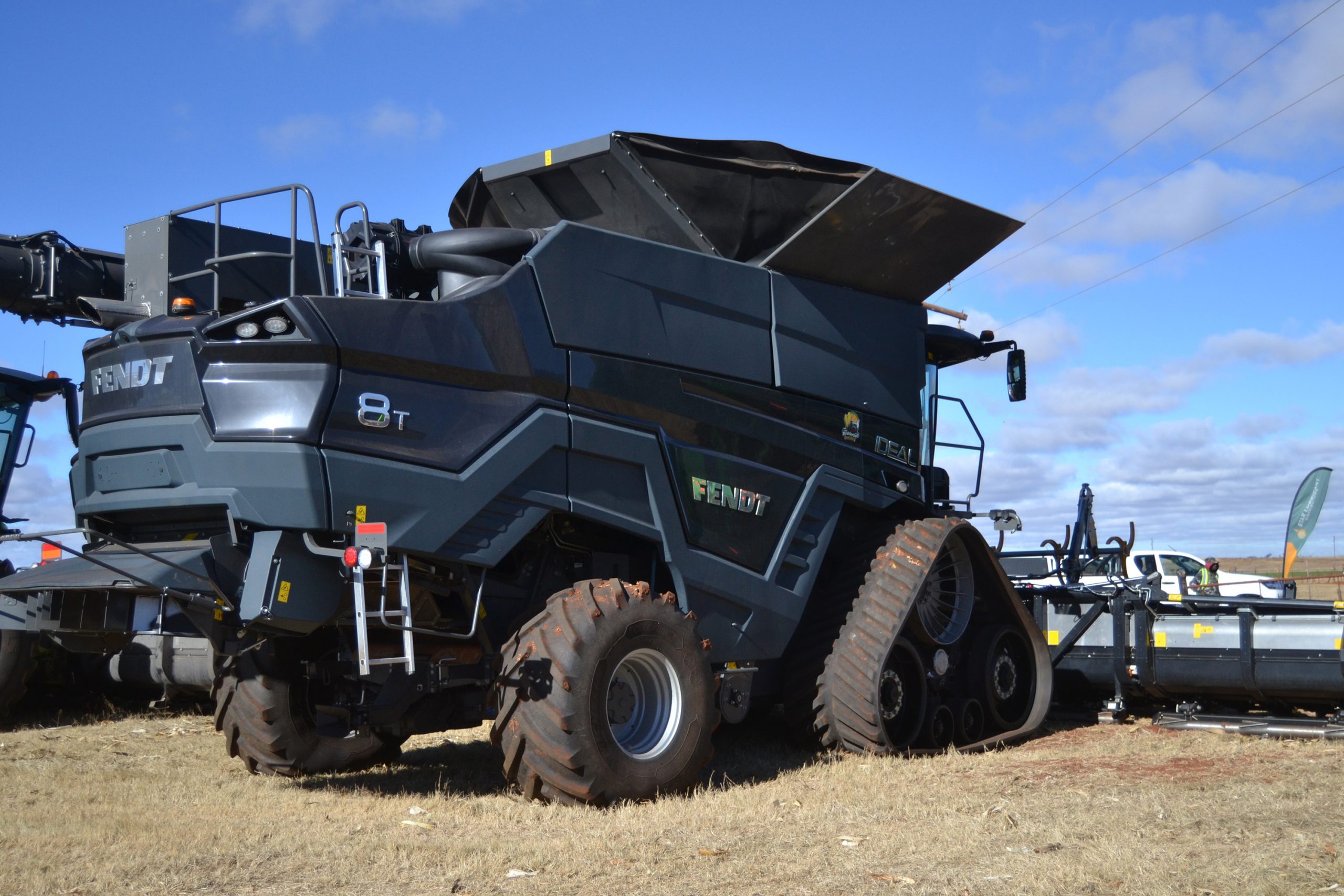 Die kragtige swart Fendt 8T-stroper met sy rusperbande om enige land baas te raak. 