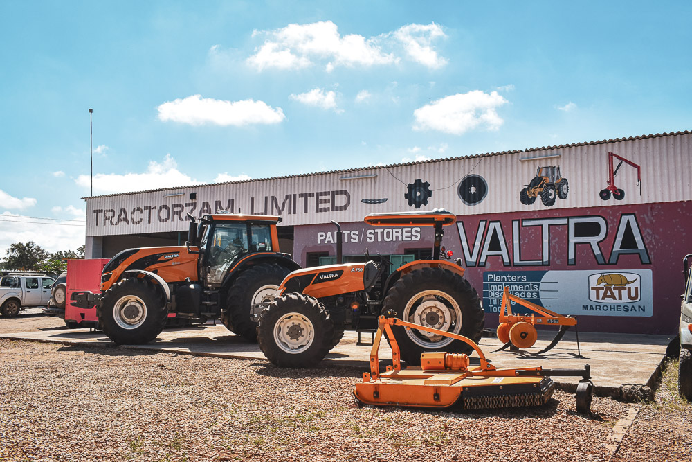 Valtra BH224 and Valtra A750 at Tractorzam