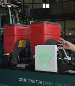 Emile Renke van AGCO PTx verduidelik hoe presisiekunsmis-toediening werk deur ISOBUS en die voordele wat dit bied.