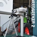 Die Weedseeker 2-stelsel is tydens NAMPO prakties aan boere gedemonstreer. Hierdie stelsel werk volgens die sensor op die spuit, as die spuit iets groen sien, spuit dit. As daar niks is nie, word daar niks gespuit nie. So bestry jy onkruid doeltreffend sonder om ‘n druppel spuitstof te vermors.
