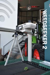 Die Weedseeker 2-stelsel is tydens NAMPO prakties aan boere gedemonstreer. Hierdie stelsel werk volgens die sensor op die spuit, as die spuit iets groen sien, spuit dit. As daar niks is nie, word daar niks gespuit nie. So bestry jy onkruid doeltreffend sonder om ‘n druppel spuitstof te vermors.