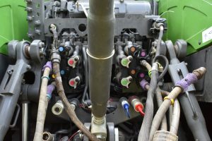 Die Fendt-trekkers se aparte hidrouliese tenk en dubbele pompe met valve banks verseker konstante olievloei en druk, wat akkurate saadplasing en optimale stand moontlik maak.