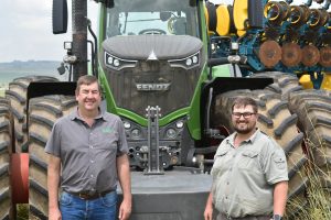 Werner Nel van JWL Landbou en Johan du Plessis (Dup) by een van Kojo Boerdery se Fendt 1050-trekkers.