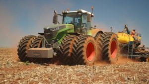 Die Fendt 1050 word ingespan tydens planttyd by Kojo Boerdery.