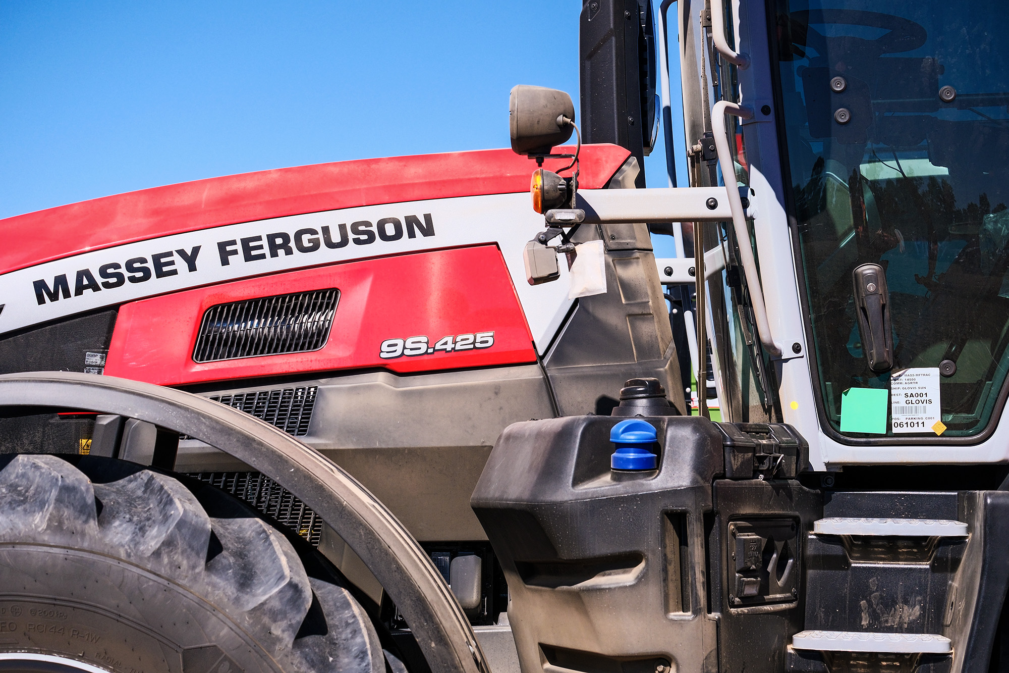With its distinctive Protect-U design, the MF 9S.425 offers a quieter, cooler and more comfortable cab for long working days.