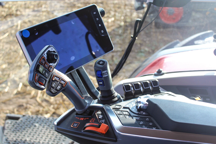 Alle belangrike funksies is binne maklike bereik danksy die ergonomiese Multipad-beheer en die Datatronic 5-raakskerm wat presisieboerdery en trekkerbestuur integreer.