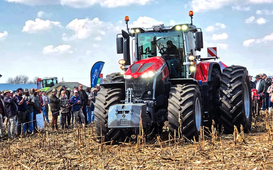 Die splinternuwe Massey Ferguson 9S pronk by Val Boeredag