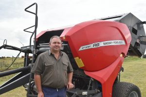 Almero du Pisanie by sy betroubare Massey Ferguson MF 2125F. Die baler wat meer as 73 000 bale gemaak het, lyk nog soos ’n nuwe een!