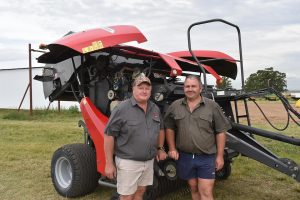 Randell Swart van JWL Landbou saam met Almero du Pisanie by die MF 2125F-baler.