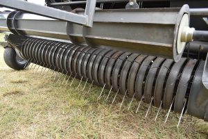 Die camless-optelstelsel is die een ding wat vir Almero van die Massey Ferguson-baler uitstaan en waarom hy voel die baler is eenvoudig in ’n ander klas.