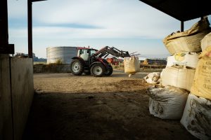 In the dairy industry, farmersneed reliable tractors that can keep up with demand.